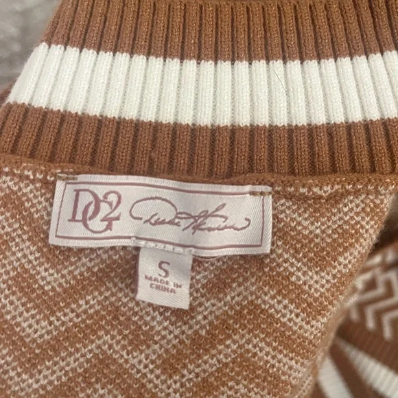 Diane Gilman Brown and White Knit Sweater with matching fabric belt - Picture 4 of 4